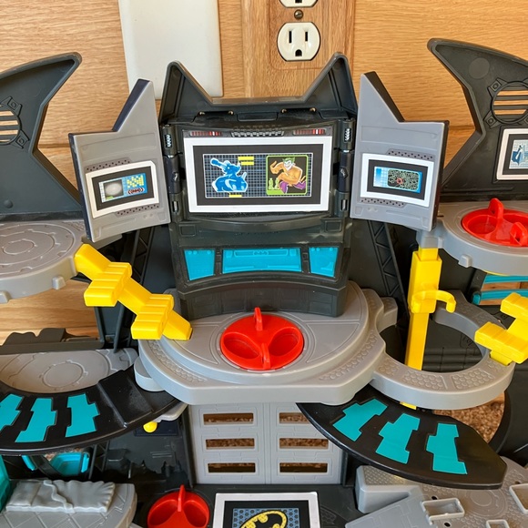 2012 imaginext Batman house - Picture 5 of 11